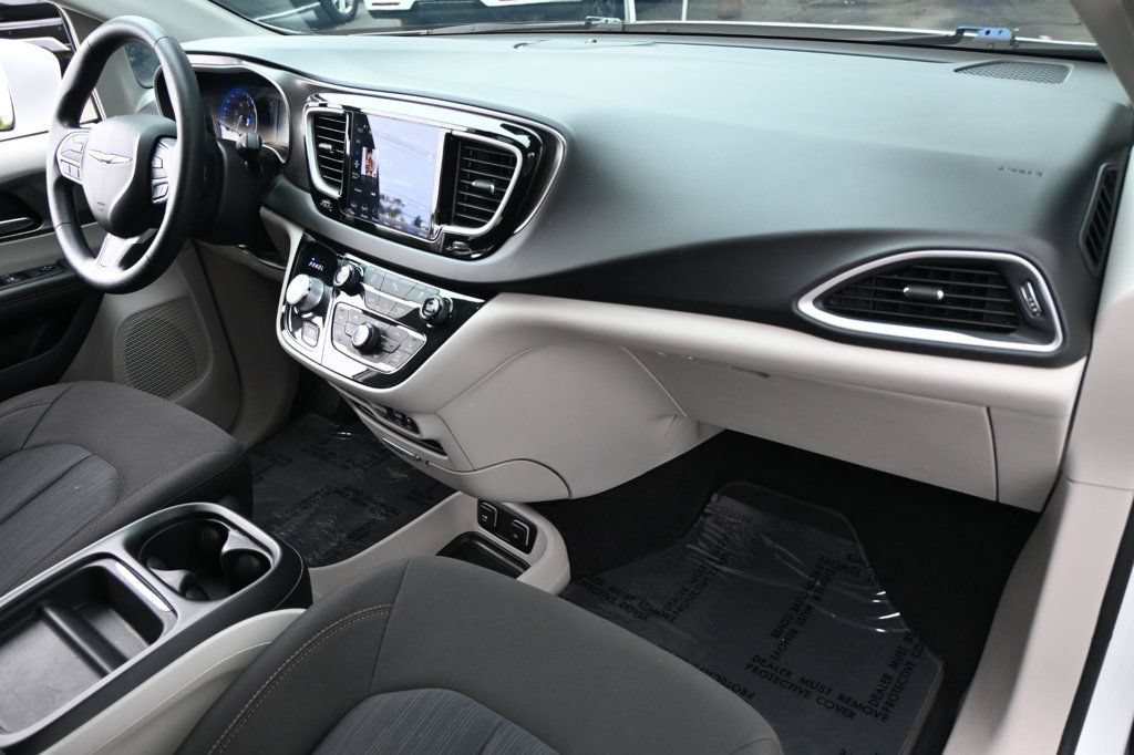 Used 2020 Chrysler Pacifica Touring w/ Tire & Wheel Group FWD image 9