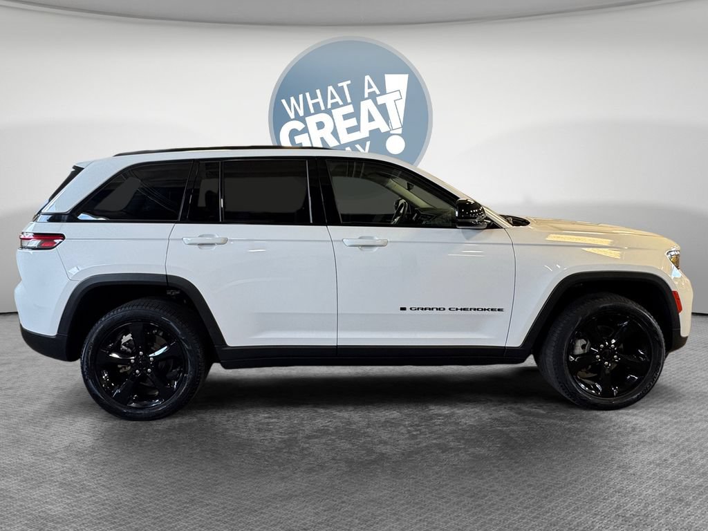Used 2023 Jeep Grand Cherokee Limited w/ Black Appearance Package AWD/4WD image 2