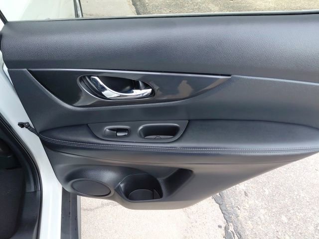 Used 2018 Nissan Rogue SV image 28