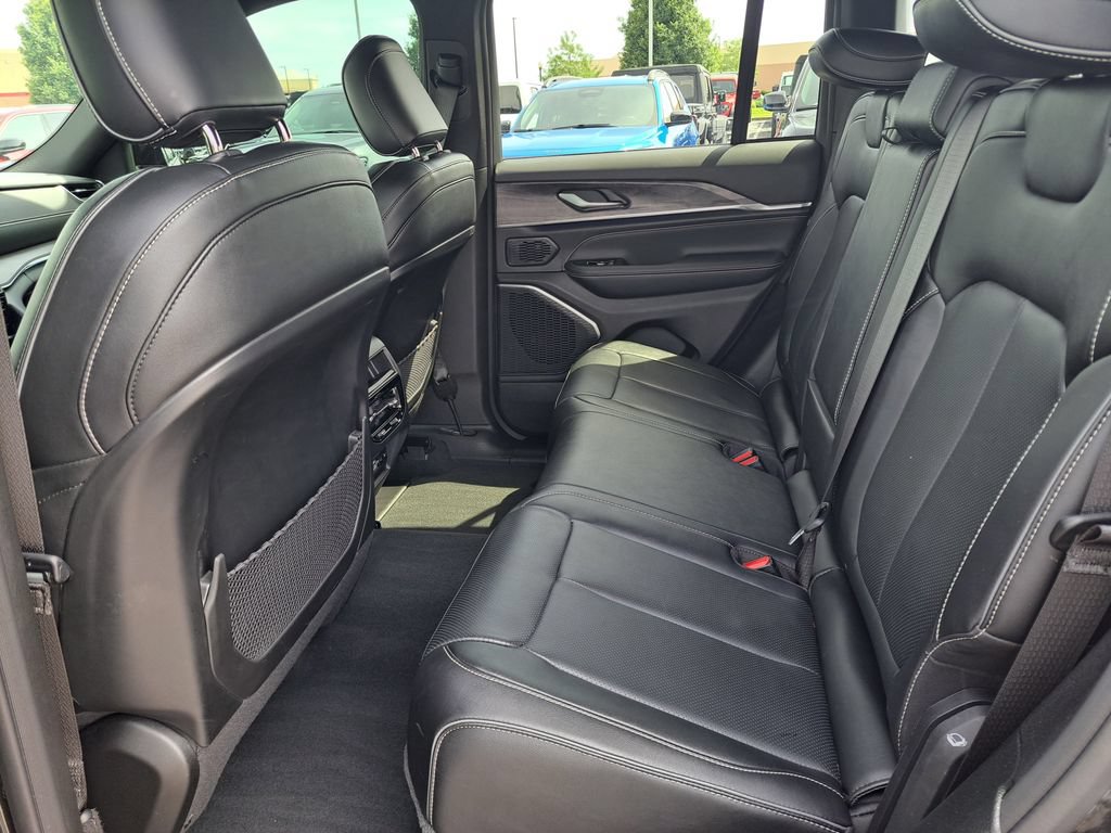 Used 2023 Jeep Grand Cherokee Overland AWD/4WD image 29