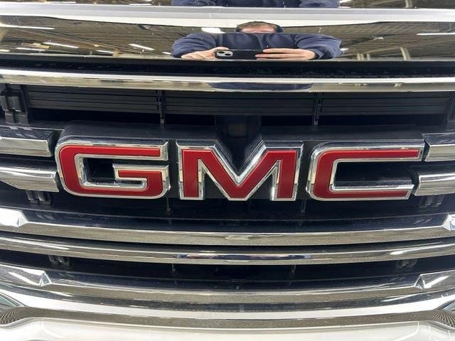 Certified 2023 GMC Acadia SLT w/ Preferred Package image 9