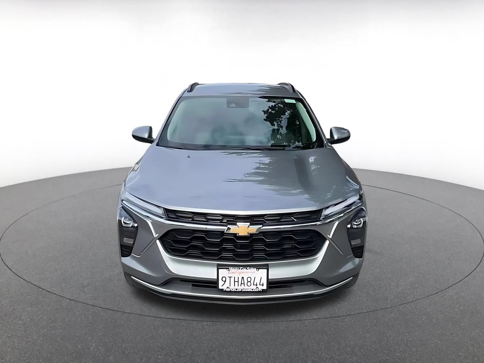 Used 2025 Chevrolet Trax LT w/ LT Convenience Package FWD image 4