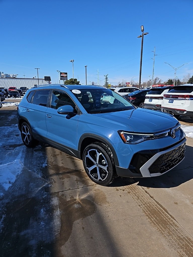 Used 2025 Volkswagen Taos SEL image 3