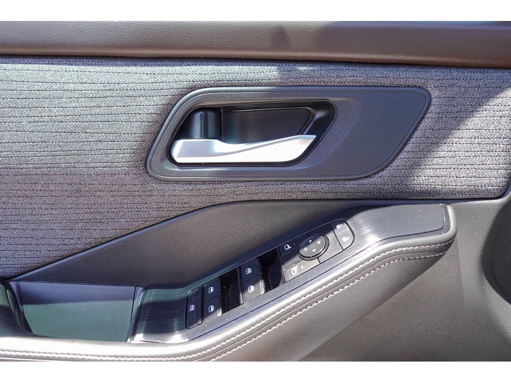 Used 2022 Nissan Rogue SV FWD image 11