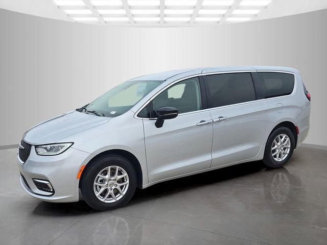 Used 2024 Chrysler Pacifica Touring-L image 6