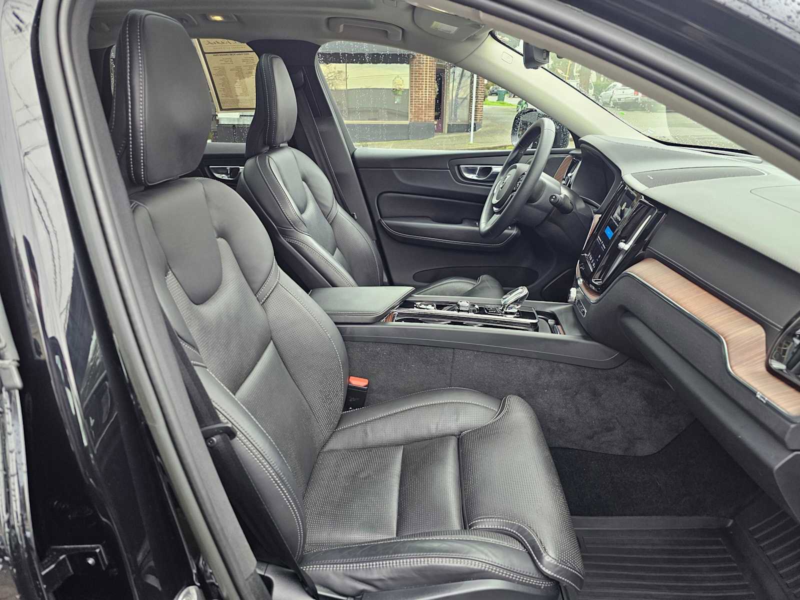 Certified 2023 Volvo XC60 B5 Ultimate image 11