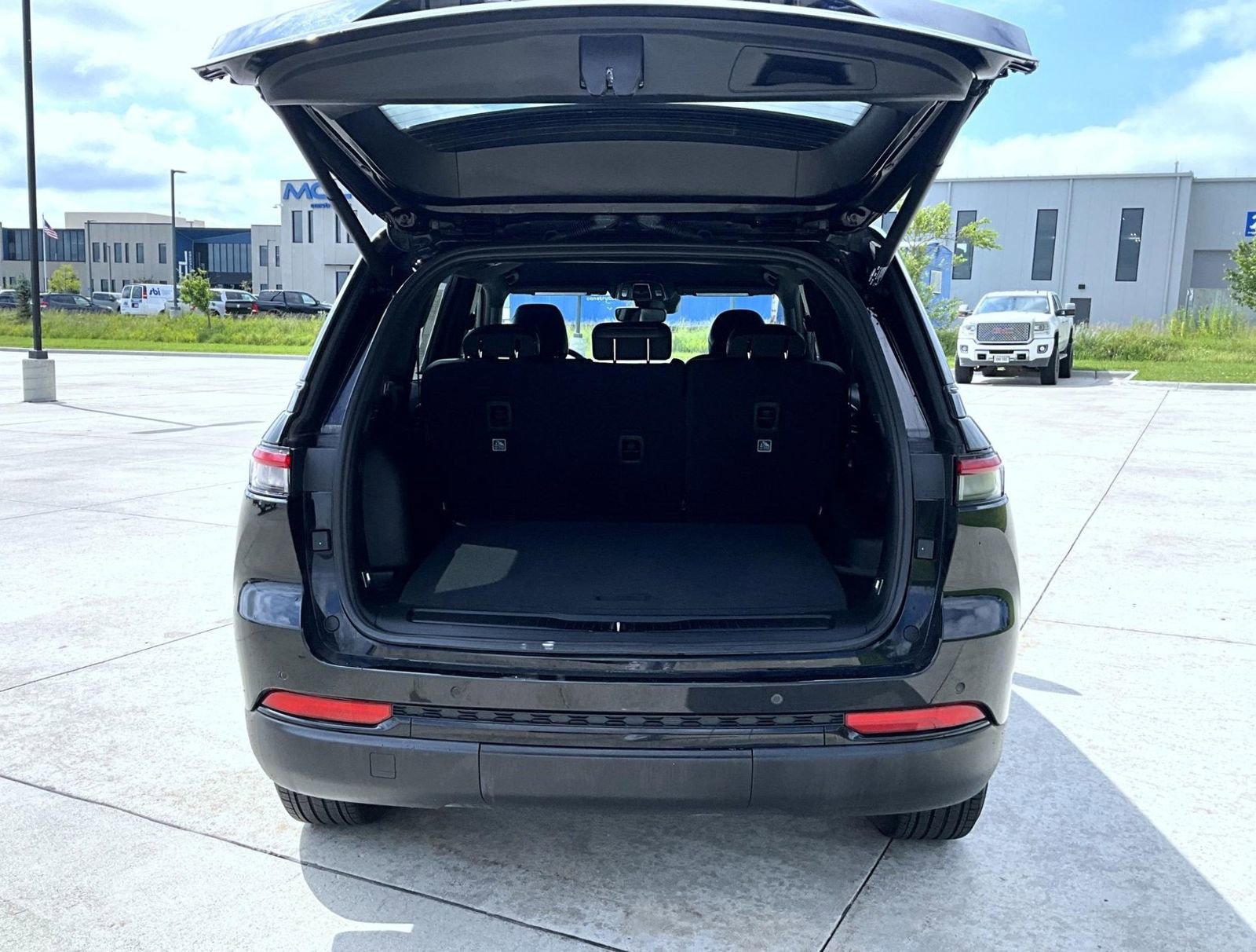 Used 2024 Jeep Grand Cherokee Altitude image 9