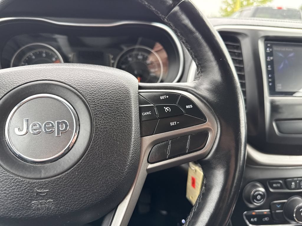 Used 2019 Jeep Cherokee Latitude w/ Cold Weather Group AWD/4WD image 19
