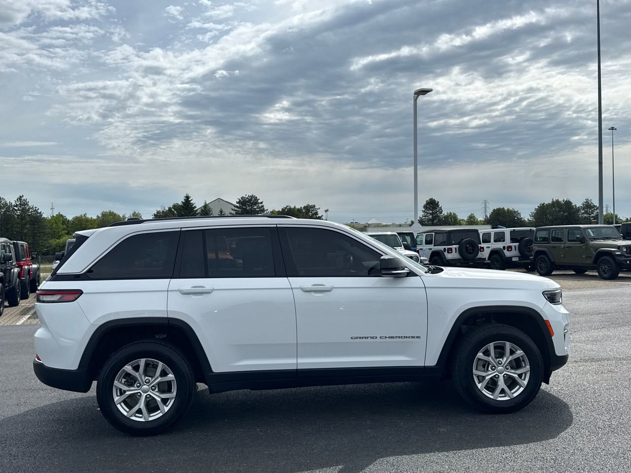 Used 2023 Jeep Grand Cherokee Limited AWD/4WD image 2