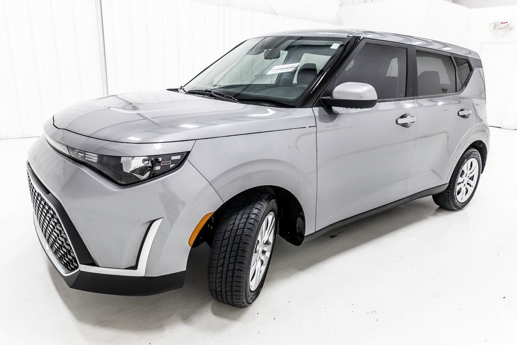Used 2023 Kia Soul LX FWD image 2