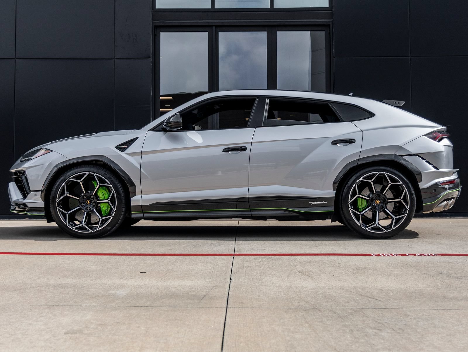 Used 2024 Lamborghini Urus Performante AWD/4WD image 9