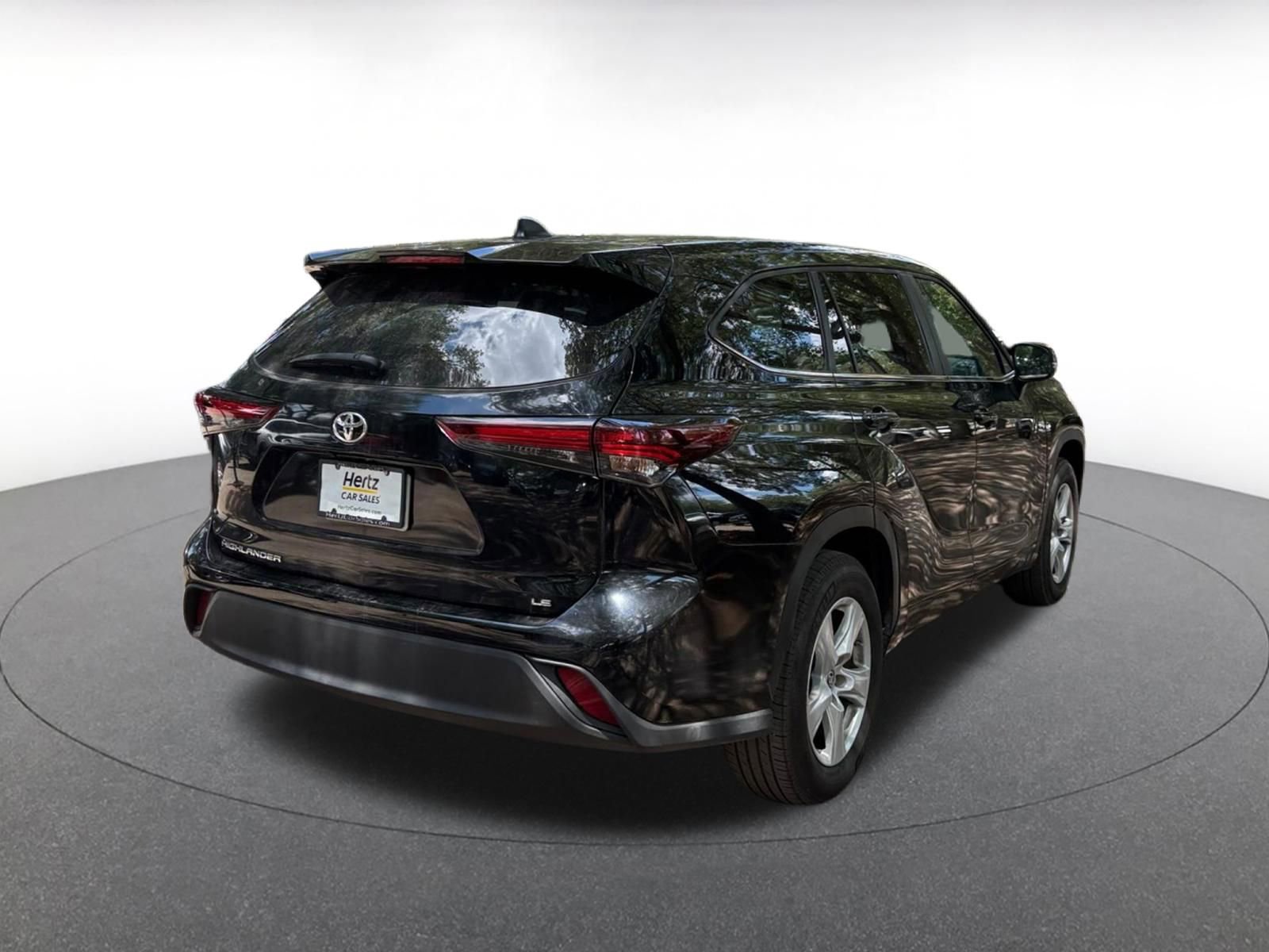 Used 2025 Toyota Highlander LE FWD image 7