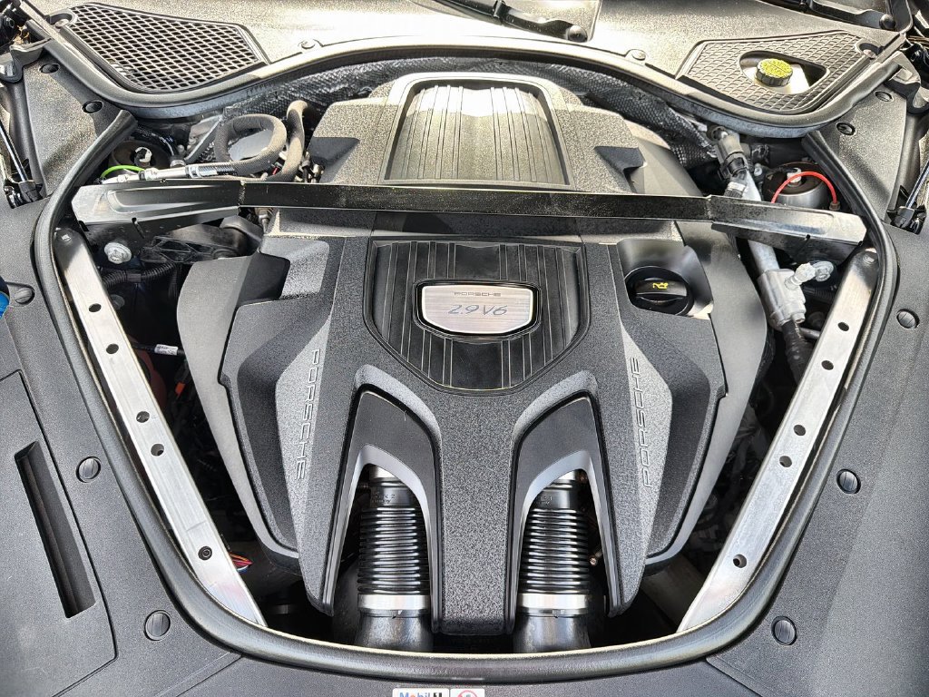 Used 2021 Porsche Panamera RWD image 17