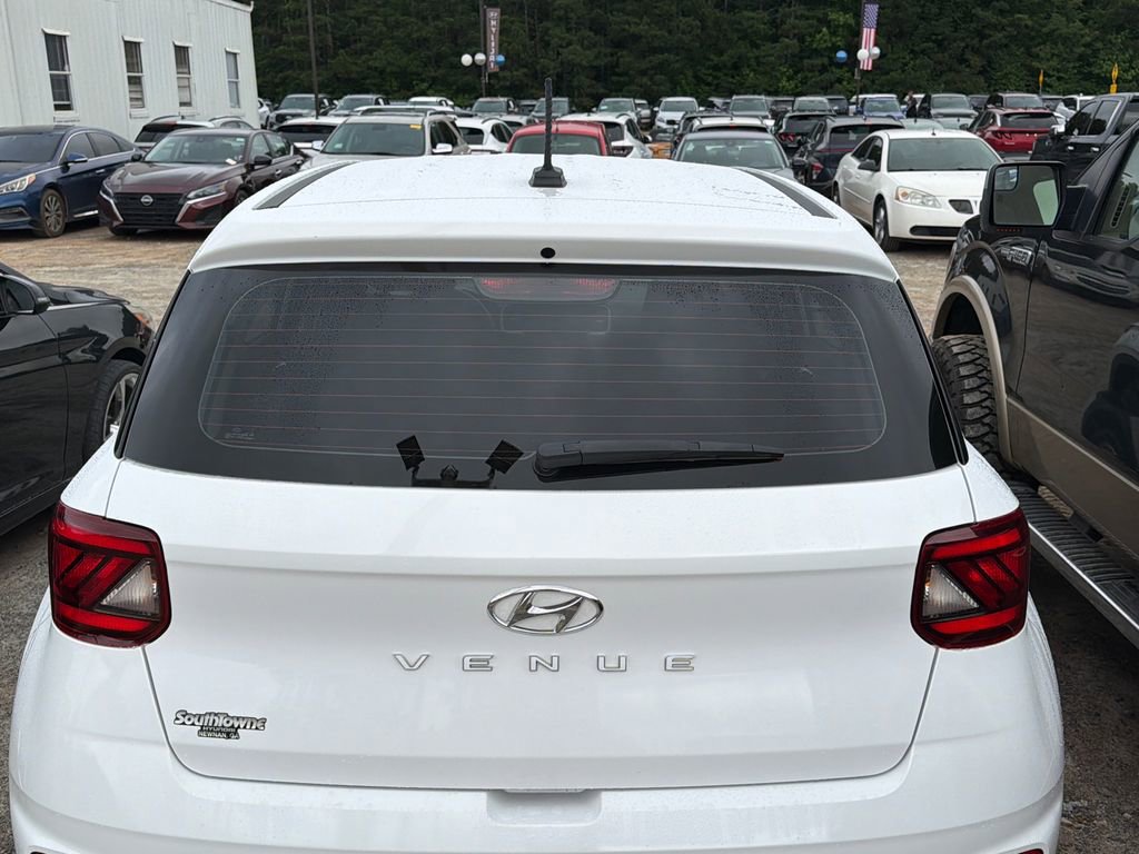 Used 2025 Hyundai Venue SE FWD image 5