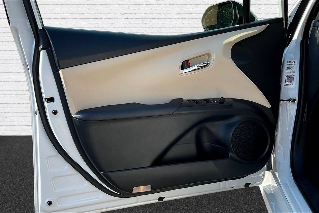 Used 2022 Toyota Prius LE FWD image 9