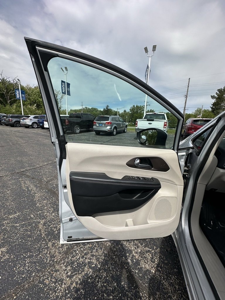 Used 2023 Chrysler Voyager LX image 10