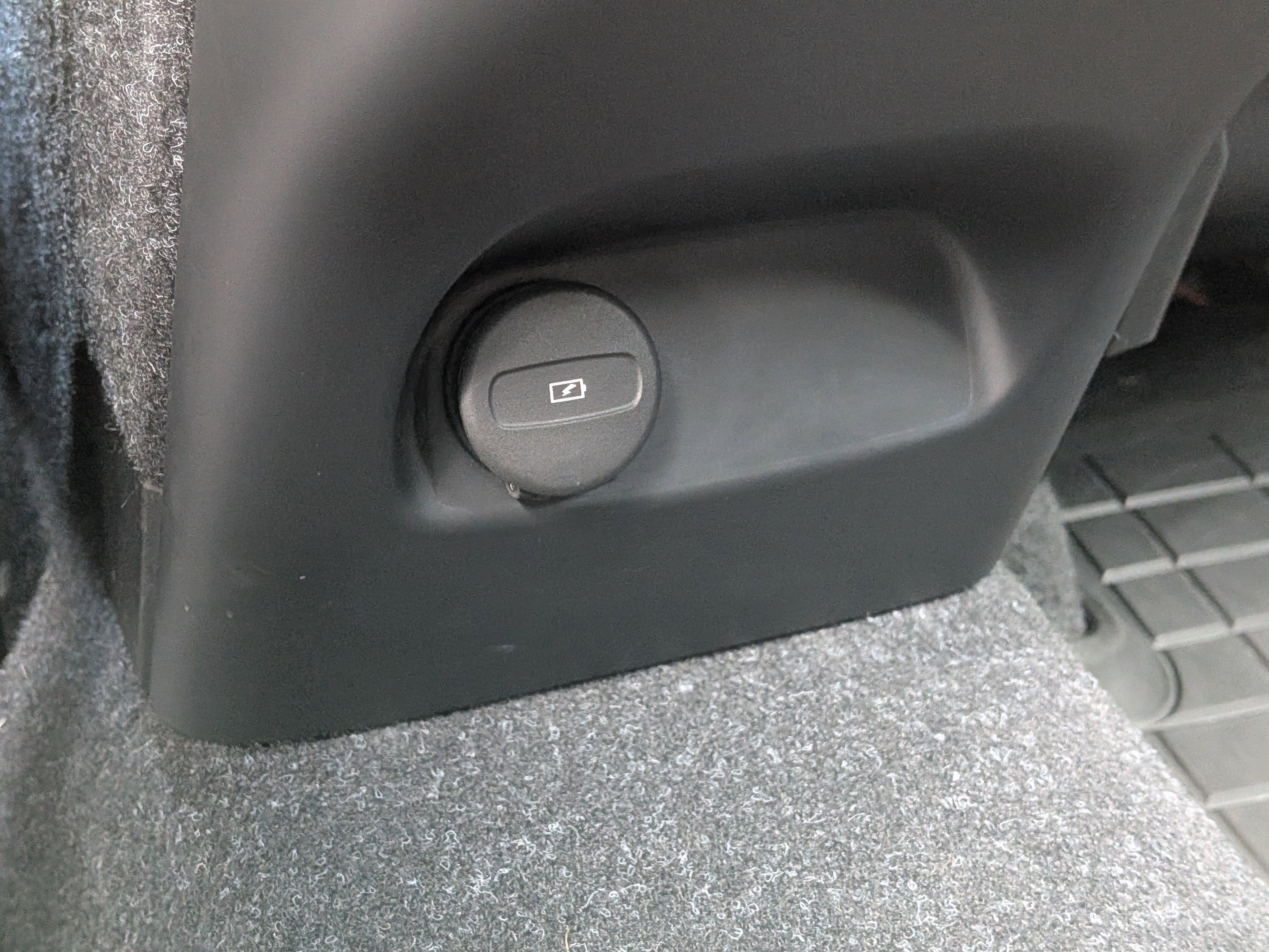 Used 2021 Volvo XC40 T4 R-Design w/ Protection Package Premier image 16