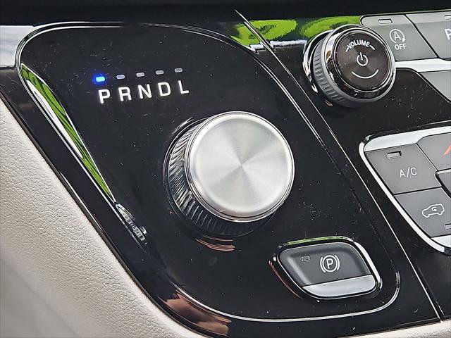 Used 2024 Chrysler Pacifica Touring-L FWD image 12