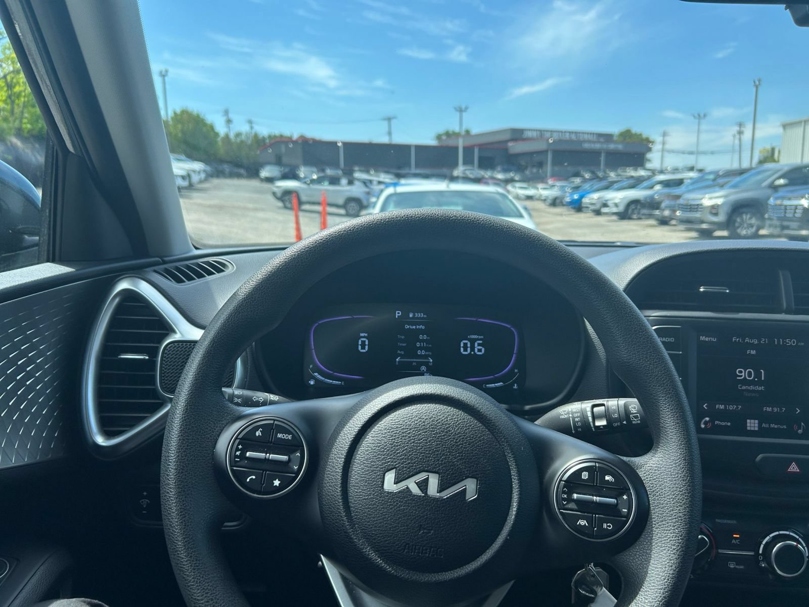 Used 2025 Kia Soul LX w/ LX Technology Package FWD image 28