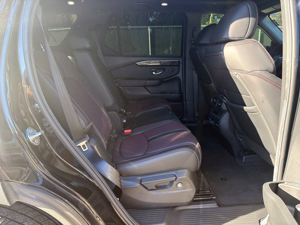 Used 2025 Honda Pilot Black Edition image 15