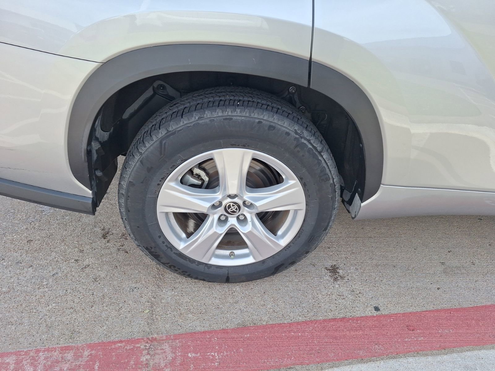 Used 2023 Toyota Highlander LE FWD image 10