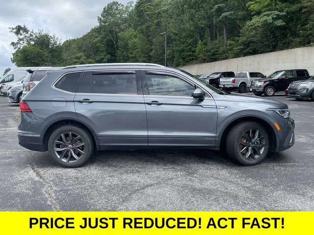 Used 2023 Volkswagen Tiguan SE w/ Panoramic Sunroof Package FWD image 2