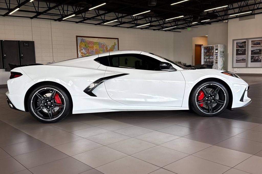Used 2021 Chevrolet Corvette Stingray Coupe w/ Z51 Performance Package RWD image 3