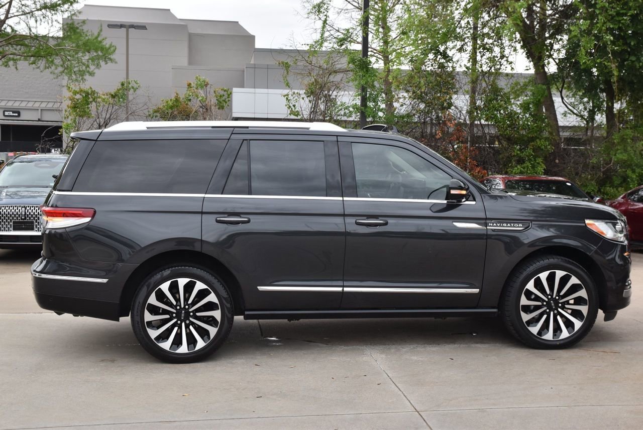 Used 2024 Lincoln Navigator Reserve AWD/4WD image 4