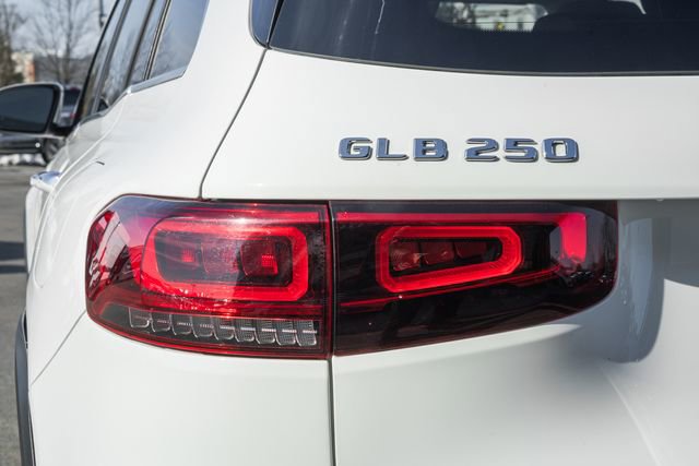 Used 2022 Mercedes-Benz GLB 250 4MATIC image 7
