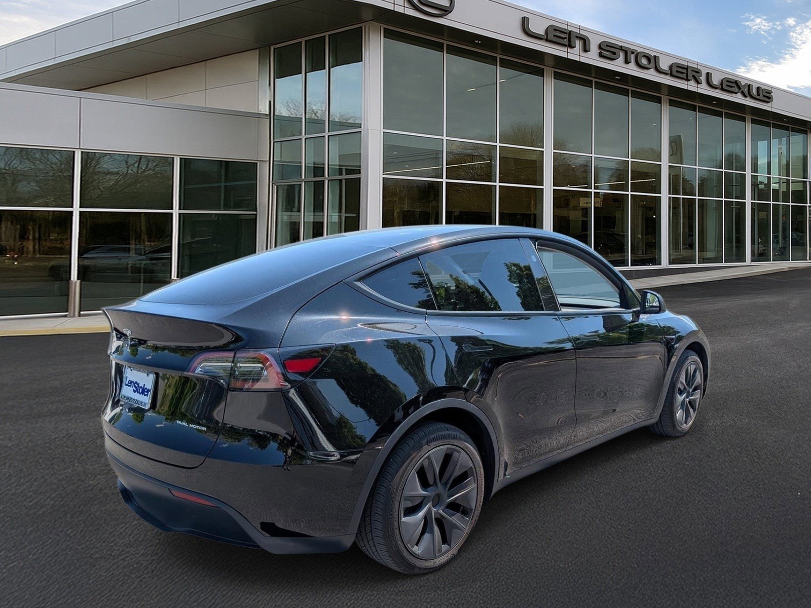 Used 2024 Tesla Model Y Long Range AWD/4WD image 3