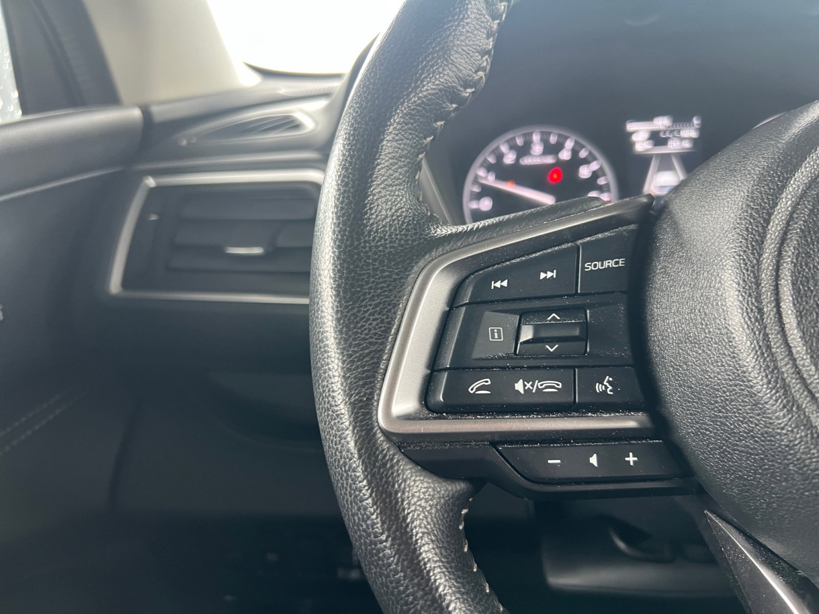 Used 2024 Subaru Ascent Limited w/ Technology Package image 16