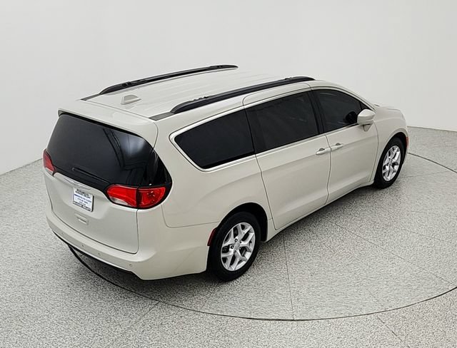 Used 2017 Chrysler Pacifica Touring-L w/ Tire & Wheel Group FWD image 13