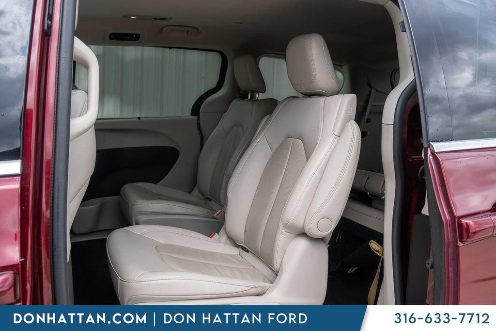 Used 2021 Chrysler Pacifica Touring-L FWD image 16
