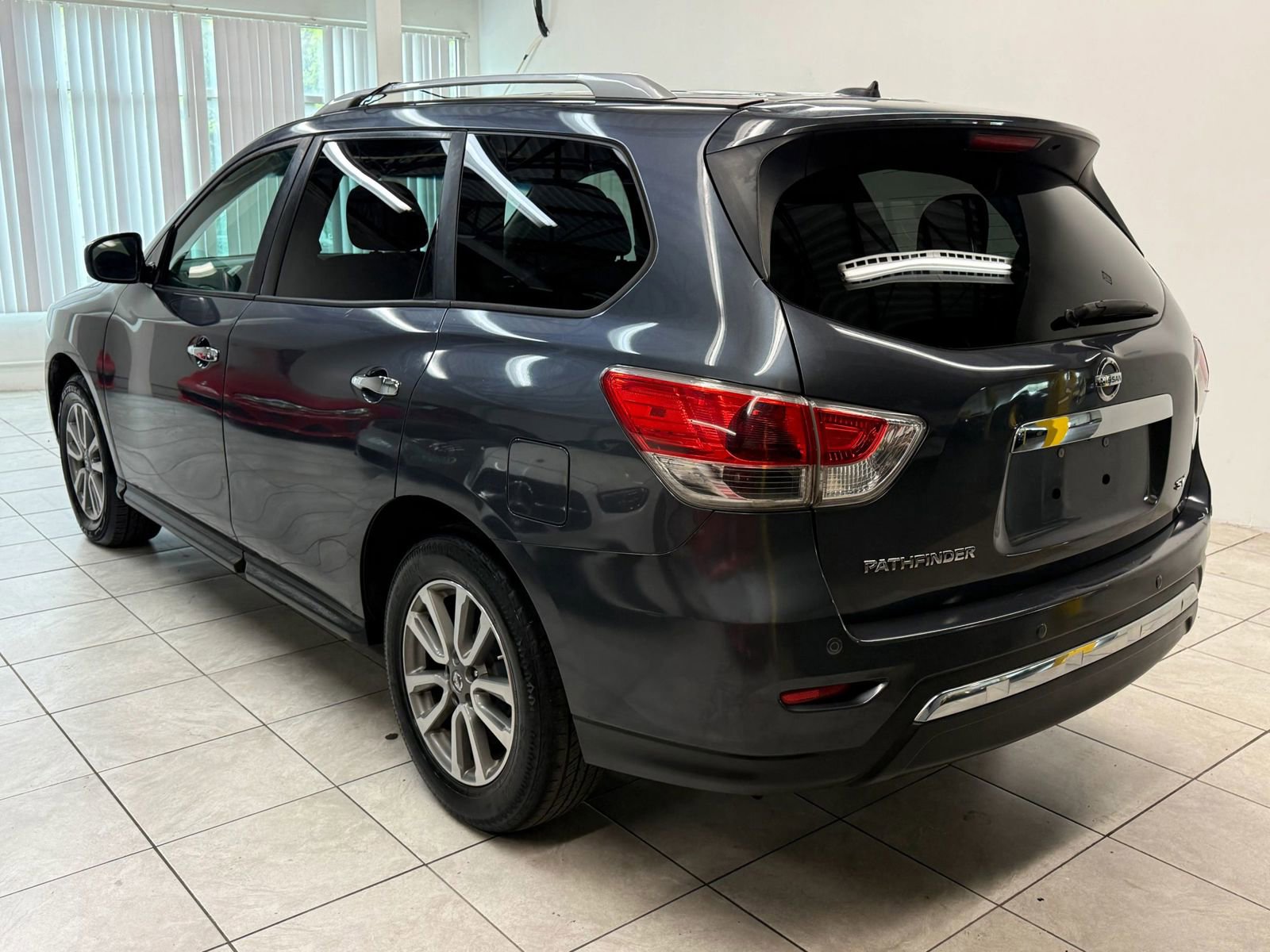 Used 2014 Nissan Pathfinder SV FWD image 7