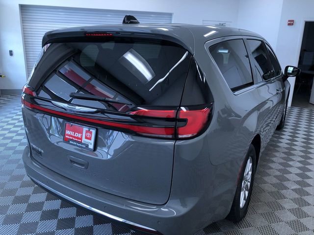 Used 2025 Chrysler Pacifica Select FWD image 32