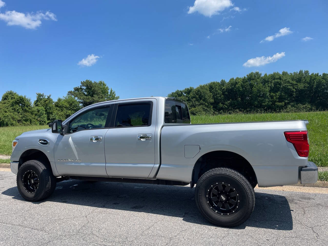 Used 2017 Nissan Titan SV RWD image 4