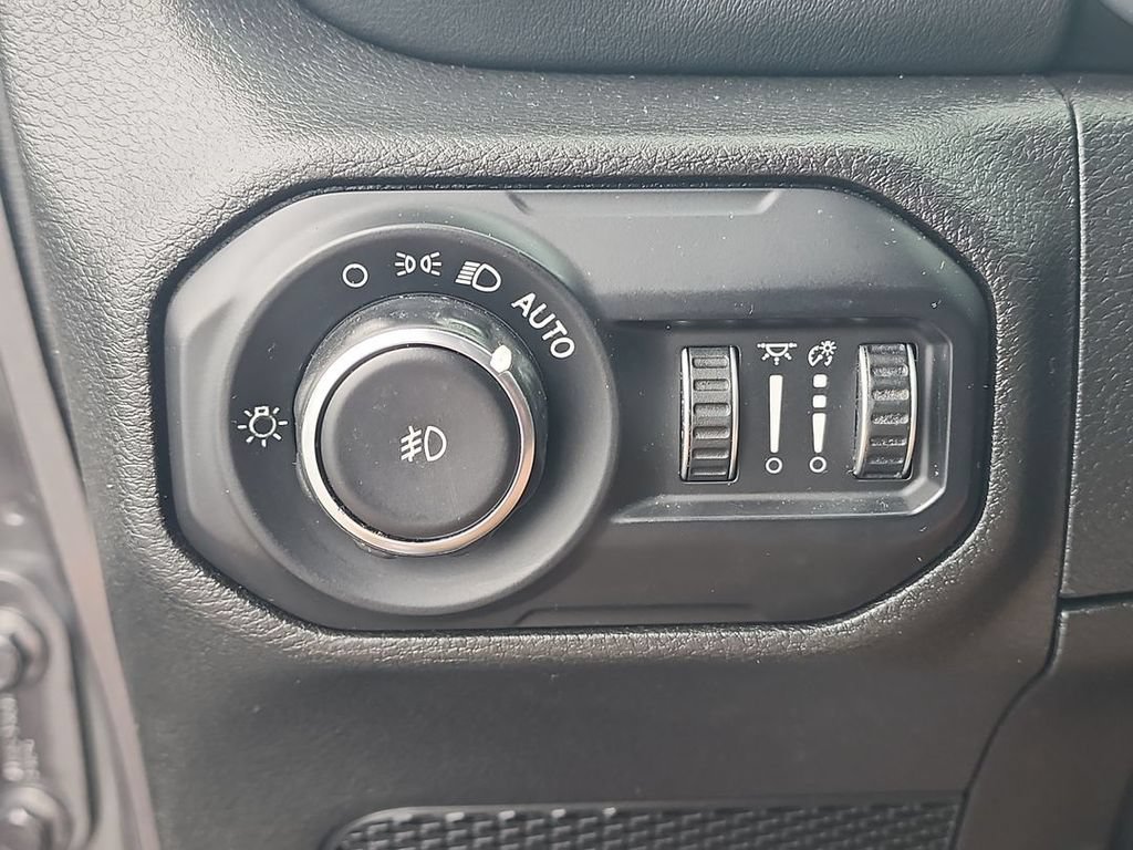Used 2021 Jeep Wrangler Unlimited Sahara AWD/4WD image 18