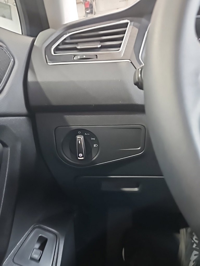 Used 2024 Volkswagen Tiguan SE image 35