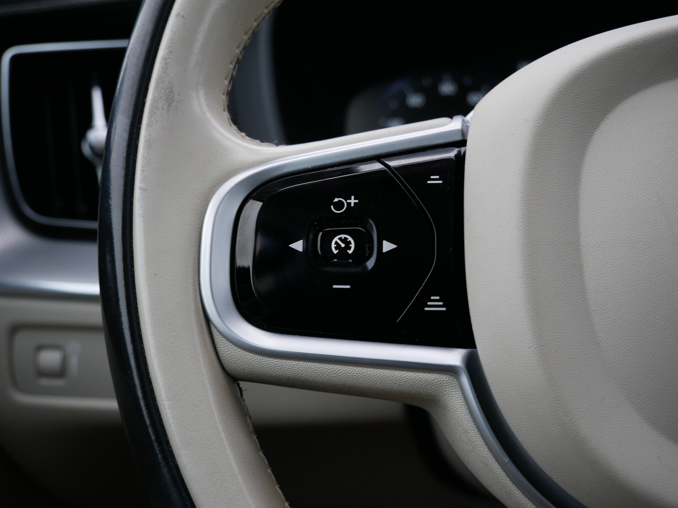 Used 2018 Volvo XC60 T5 Inscription image 28