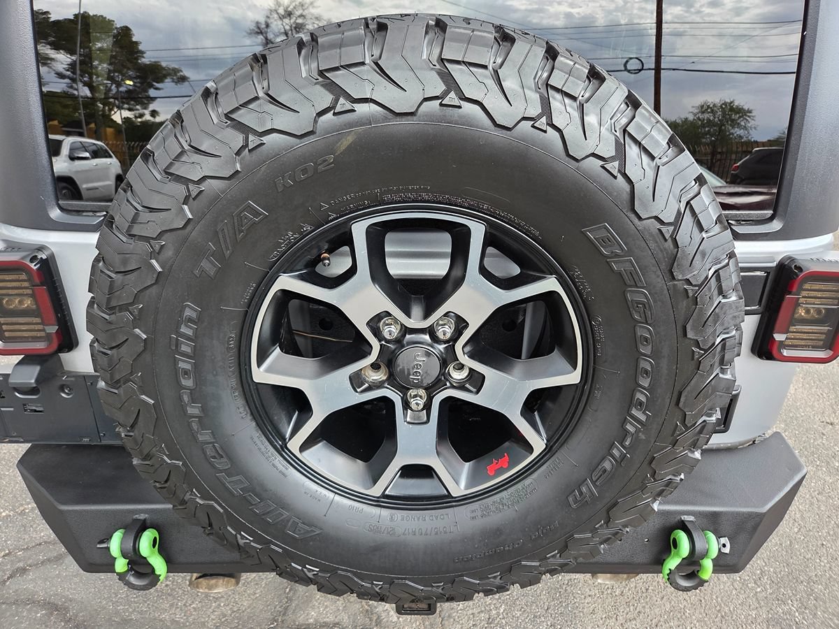 Used 2018 Jeep Wrangler Unlimited Sahara w/ Connectivity Group AWD/4WD image 13