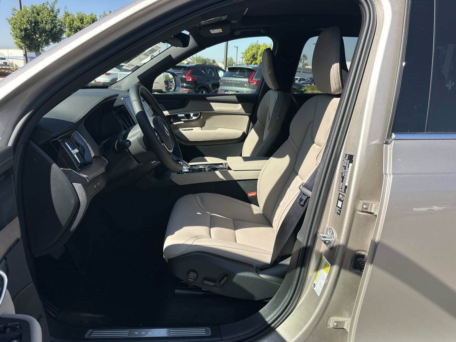 New 2026 Volvo XC90 T8 Plus w/ Protection Package Premier AWD/4WD image 13
