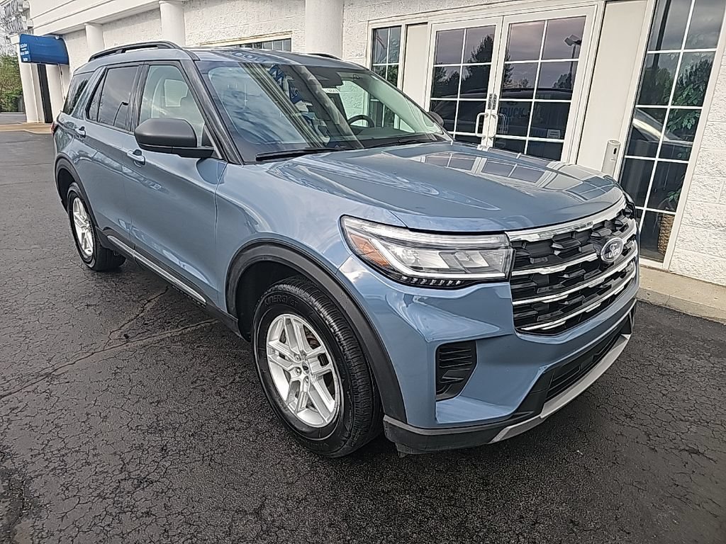 Used 2025 Ford Explorer Active AWD/4WD image 2