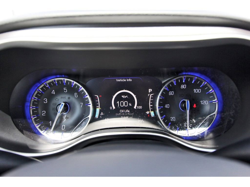 Used 2022 Chrysler Pacifica Touring-L image 14