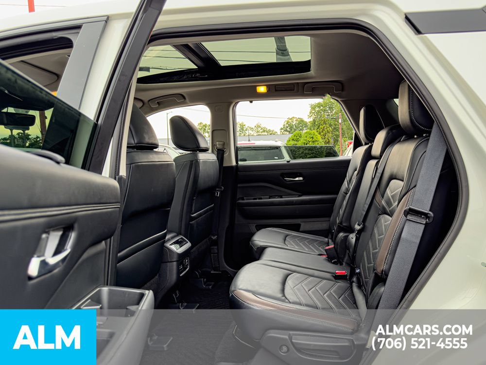 Used 2024 Nissan Pathfinder Platinum w/ Black Appearance Package FWD image 21