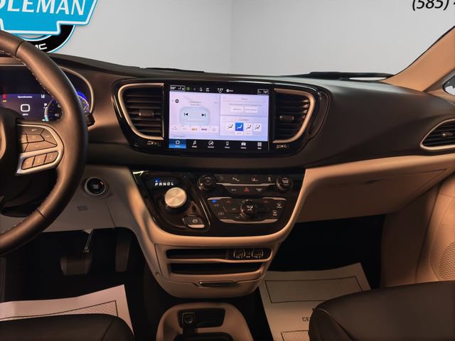 Used 2024 Chrysler Pacifica Touring-L image 17