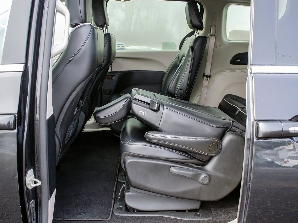 Used 2023 Chrysler Pacifica Limited image 31