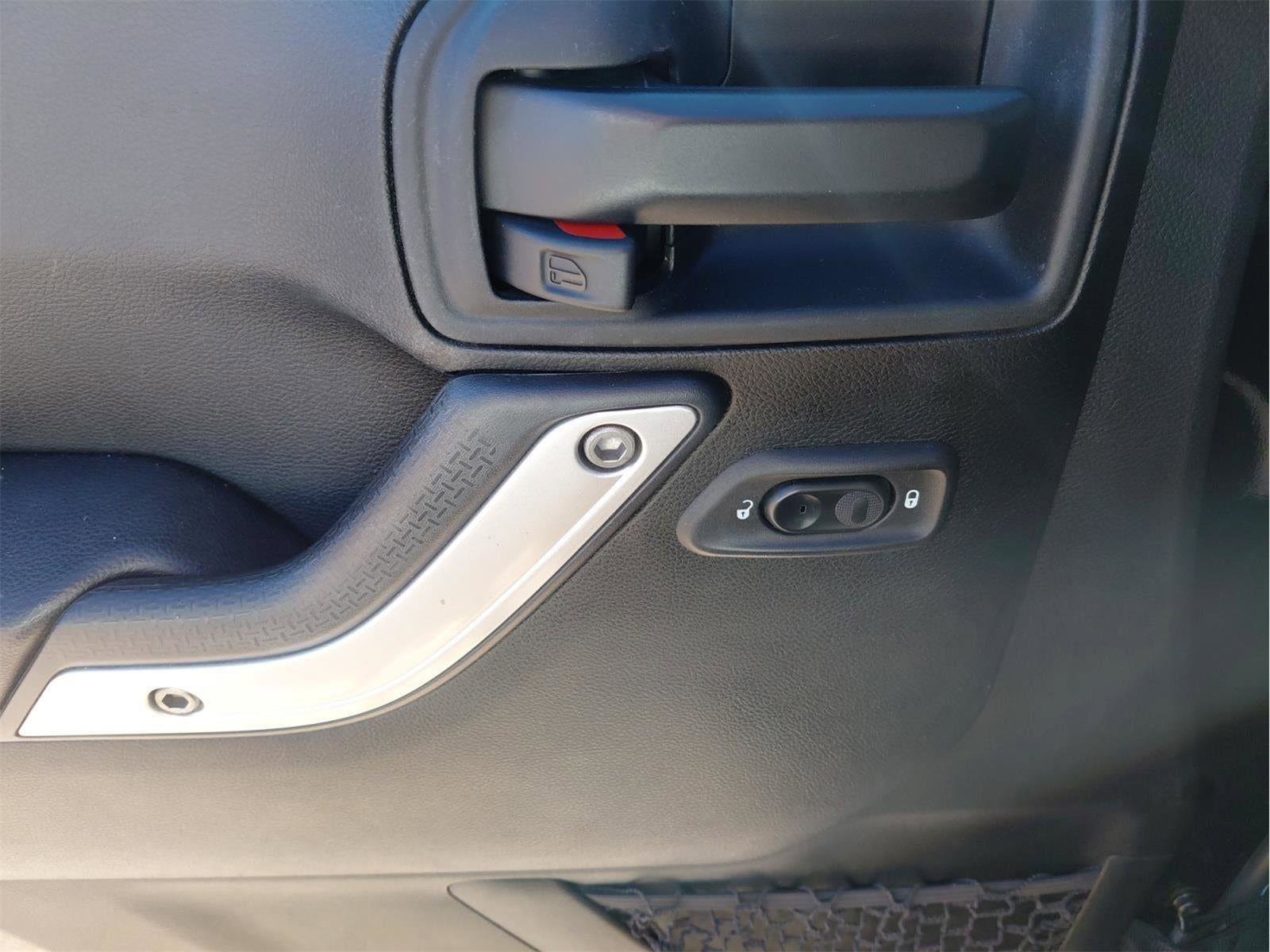 Used 2018 Jeep Wrangler Unlimited Sahara image 13