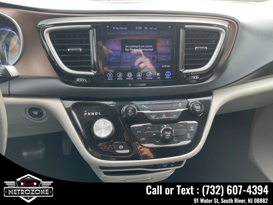 Used 2017 Chrysler Pacifica Touring image 20