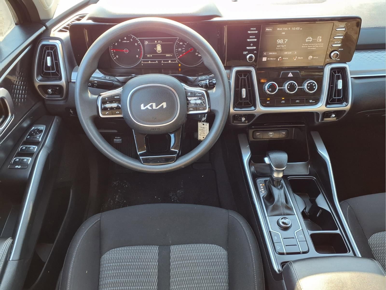 Used 2023 Kia Sorento LX image 4