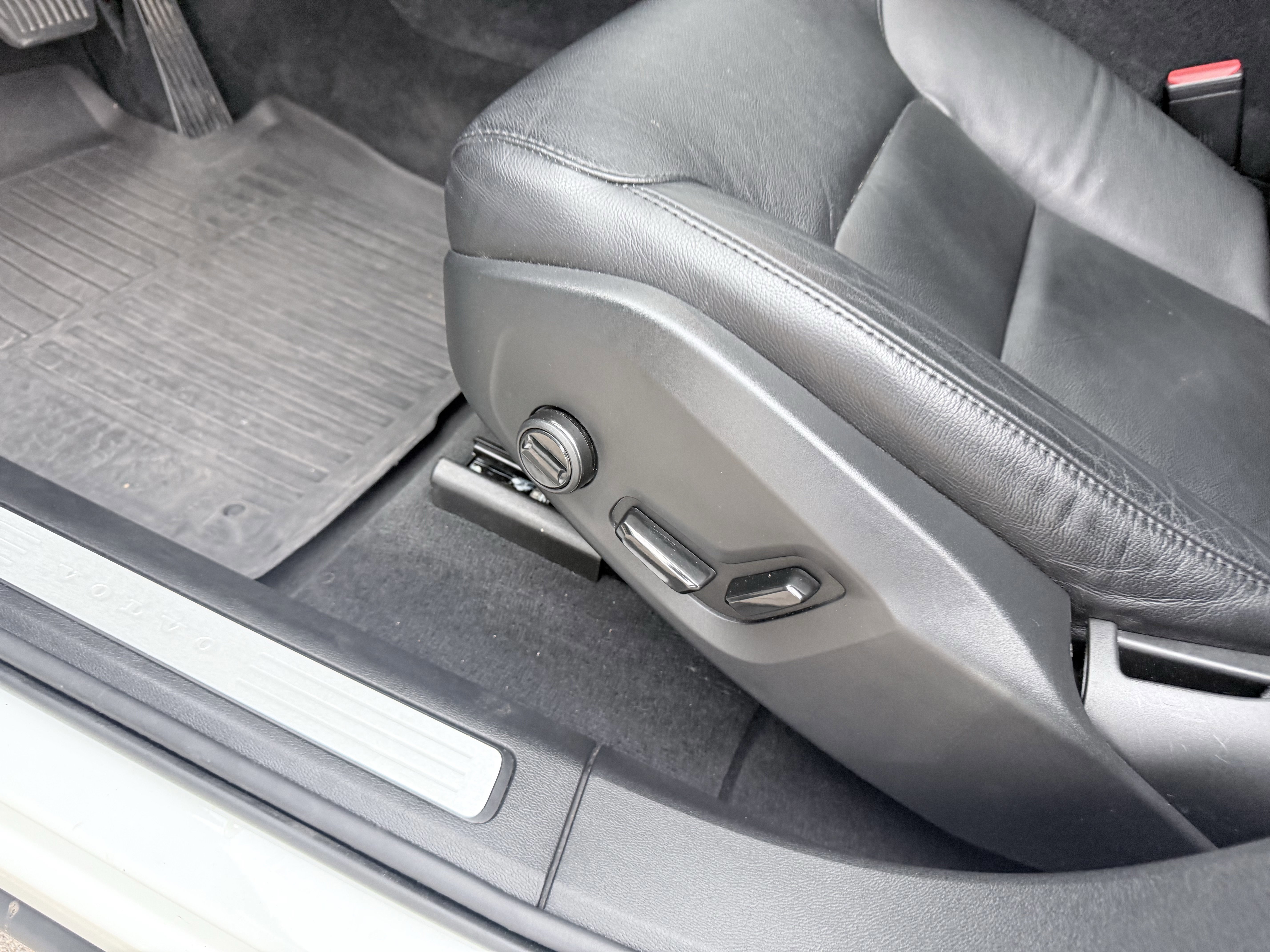 Used 2023 Volvo XC60 B5 Core image 25